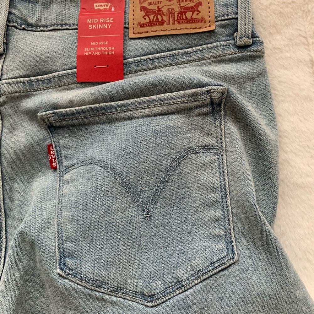 Levi’s Mid Rise Skinny - Picture 3 of 6